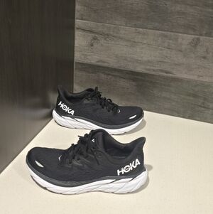 Hoka Cliftons 8
